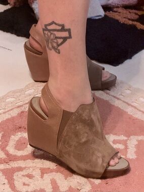 Naked Feet  Sandal Taupe/Tan leather wedge slingback sz 8